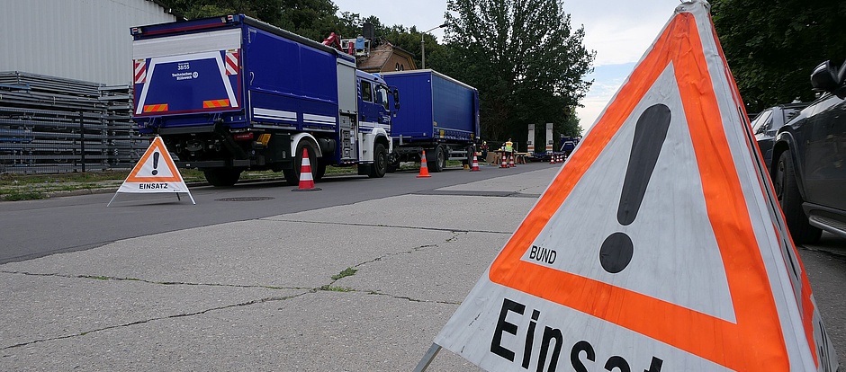 Nach dem Brand eins Mehrfamilienhauses erhielt der Ortsverband Leipzig den Einsatzauftrag zur Errichtung eins Notdaches.